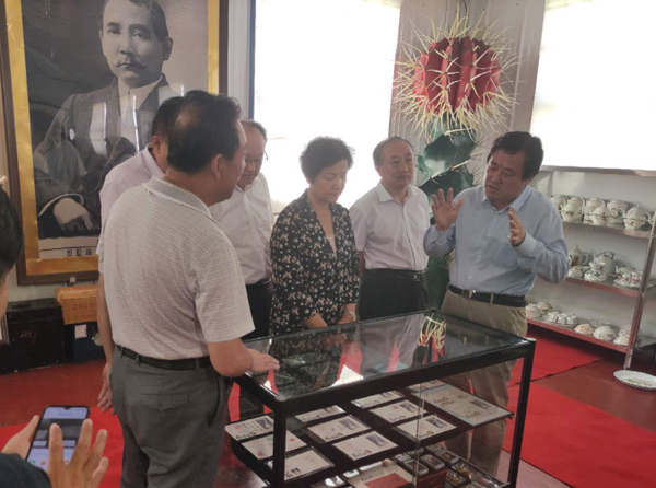 新泰市人大曲主席率二十多位人大代表到中玻公司參觀白求恩主題紀念館